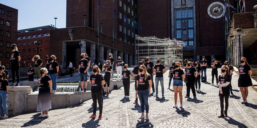 Unio-medlemmer foran Oslo rådhus stående med en meters avstand.