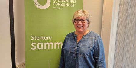 Bilde av Randi Kristin Pettersen foran rollup med Utdanningsforbundets logo