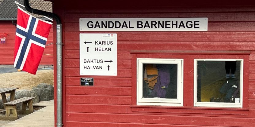 Bygning barnehage med flagg. Foto