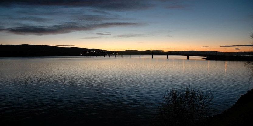 Bilde av Mjøsbrua i solnedgang