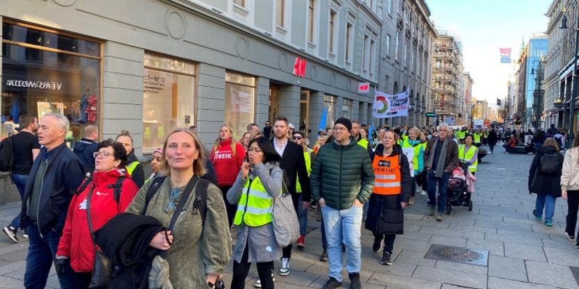 Streikemarkering i Oslo, bilde av toget i Oslos gater 