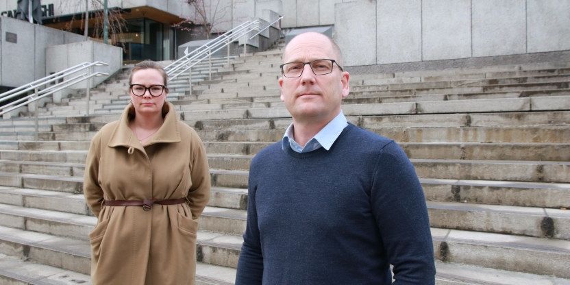 Bilde av Silje Naustvik og Steffen Handal, Unio kommune, i trappen utenfor Nathionaltheatret stasjon.