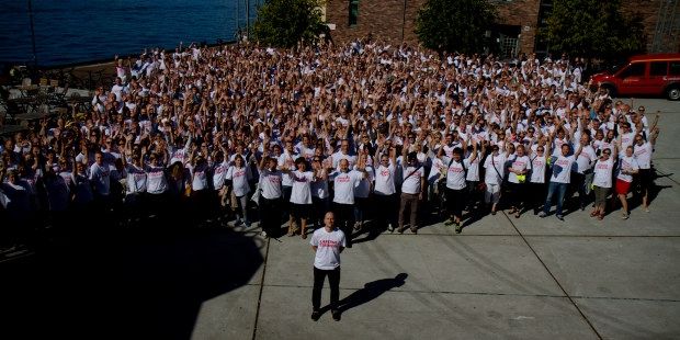 Foto av Steffen Handal foran stor gruppe streikende. 