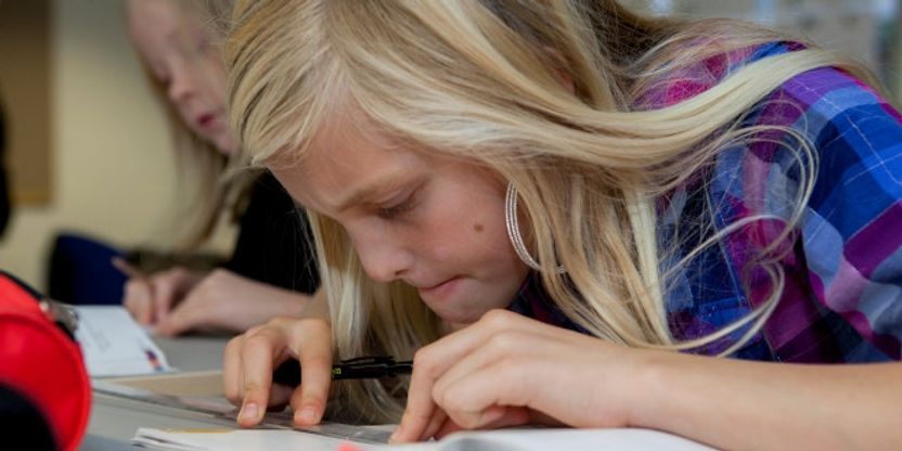 Ilustrasjonsfoto av jente i et klasserom som strever med et matematik-stykke.