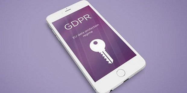 Mobiltelefon med tekst "GDPR". Foto.
