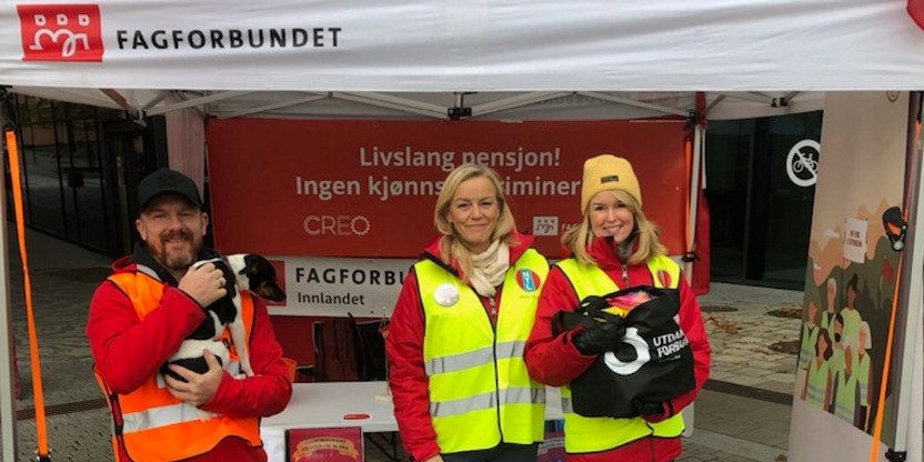 Bilde av tre streikende fra Fagforbundet foran kulturhuset på Hamar