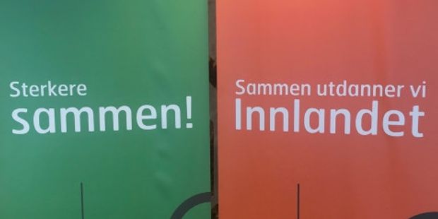Bilde av to rollup. Grønn har Udf Innlandet logo og "Sterkere sammen"  som slagord, oransje har Udf Innlandet logo og "Sammen utdanner vi Innlandet" som slagord