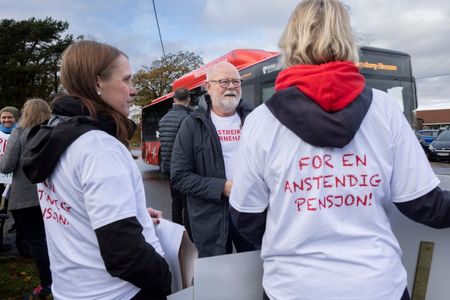 Nestleder i Utdanningsforbundet og forhandlingsleder Terje Skyvulstad besøker streikende i PBL-barnehagen Store Tune gård. Vi ser streikende med T-skjorte: For en anstendig pensjon.