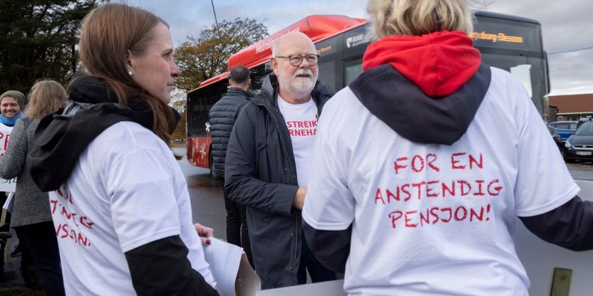 Nestleder i Utdanningsforbundet og forhandlingsleder Terje Skyvulstad besøker streikende i PBL-barnehagen Store Tune gård. Vi ser streikende med T-skjorte: For en anstendig pensjon.