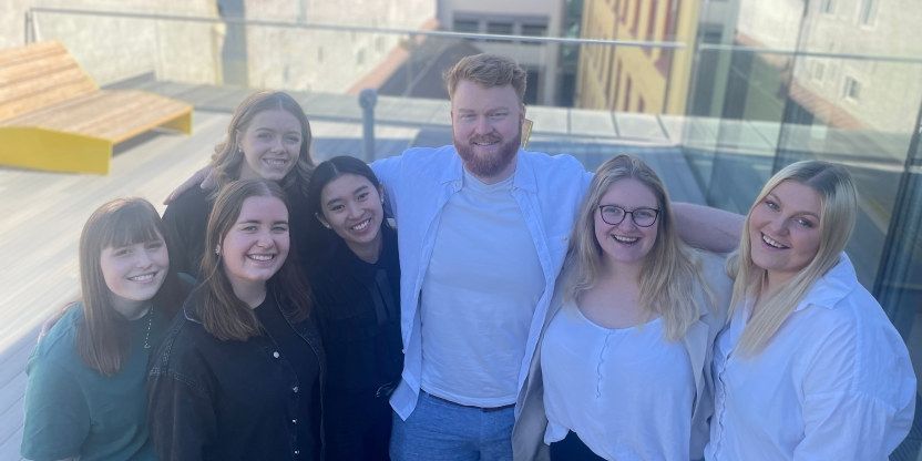 Bilde av Pedagogstudentenes arbeidsutvalg. Fv. Anita, Maria, Malene, Sonja, Lars, Michelle og Caroline. Foto. 