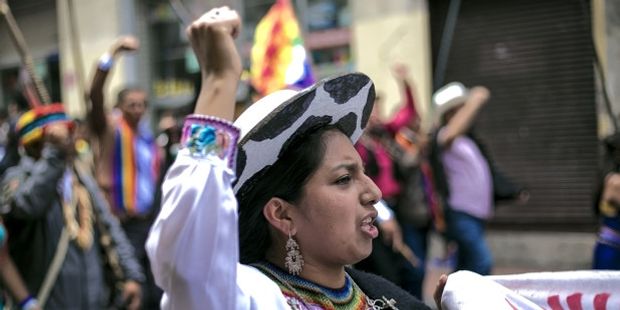 Kvinne fra Saraguro i Ecuador som demonstrerer. Foto.