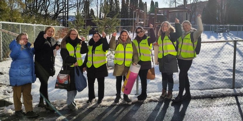 Foto: Streikende ansatte i Teisentoppen barnehage og to tillitsvalgte fra UDF Oslo 