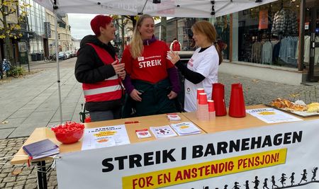 Vi ser 2 personer som står på streikestand