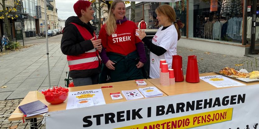 Vi ser 2 personer som står på streikestand