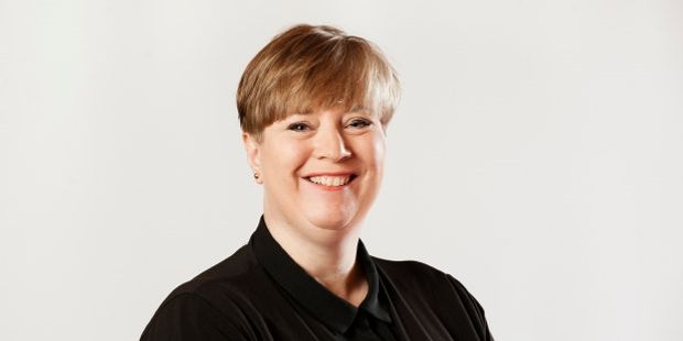 Kvinne som smiler. Foto.