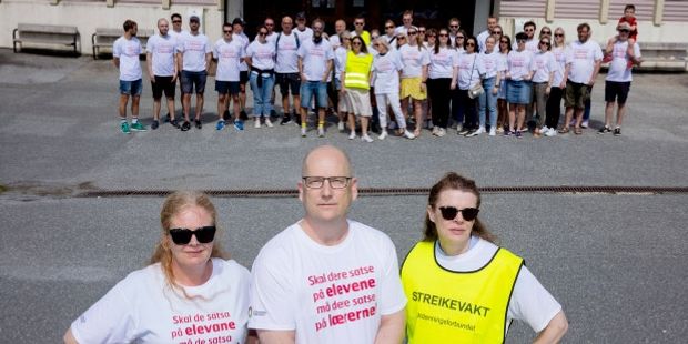 Foto av Steffen Handal, leder i Utdanningsforbundet Bergen, Bente Myrtveit og Synnøve Kirkebø. De streikende ved Gimle oppveksttun skole i bakgrunnen.