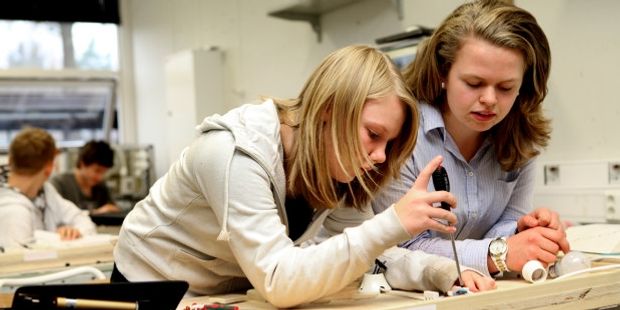 Illustrasjonsbilde av to kvinnelige elever som bruker skrutrekker
