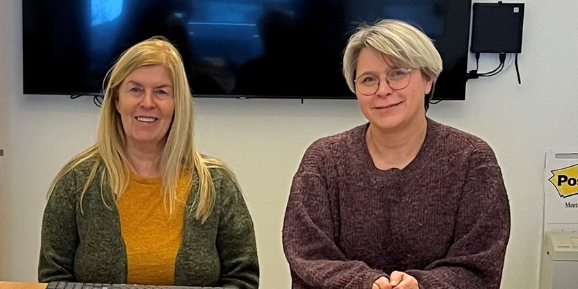 Bilde Liz Karina Heggelund, Enhetsleder, og Annie Teigland, tillitsvalgt Utdanningsforbundet, ved Vasshaug barnehage, Salangen, sittende ved et møtebord.