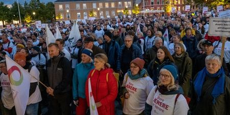 Foto av gruppe med streikende lærere på torget i Trondheim. 