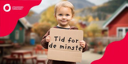 Foto av et barnehagebarn som står med en plakat med teksten "Tid for de minste"