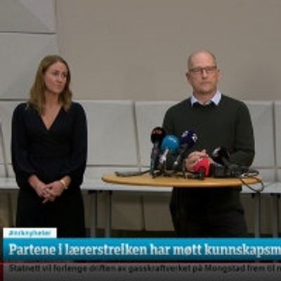 Kunnskapsminister og Utdanningsforbundets leder på talerstol. Foto. 