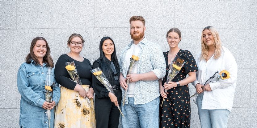 Nytt arbeidsutvalg valgt på Pedagogstudentenes landsmøte. Seks personer smiler til kamera med en solsikke. F.v: Maria Johanson, Michelle Borgen, Sonja Tan Nguyen, Lars Syrrist, Malene Morland, Caroline Madsen. Ikke tilstede: Anita vikestad. Foto. 