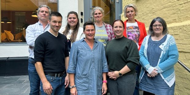 Bilde av medlemmene i Utdanningsforbundets fagnettverk i naturfag. Åtte mennesker oppstilt i to rekker i en trapp. På bildet er: Bak fra venstre: Søren Evensen Kure, Susanne Eltervåg, Rønnaug Skorem, Marianne Førland
Foran fra venstre: Dag Lennart Nielsen, Trude Heimstad, Maria Taraldsen, Hilde Kålen Ikke til stede: Nina Marianne Lekve og Espen Haug