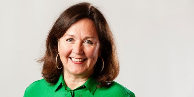 Kvinne som smiler. Foto.