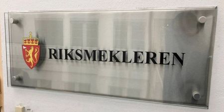 Bilde av dørskilt hos Riksmekleren