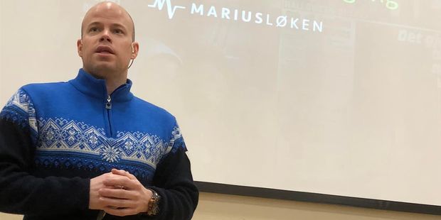 Marius Løken med smartboard med tekst Snu Motgang Til Medgang