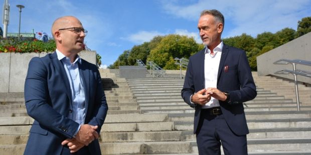 To menn i en trapp ute; forbundsleder Steffen Handal og forhandlingslederen i KS. Foto.