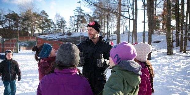 Bilde av Espen Lia sammen med mange barnehagebarn. Foto.