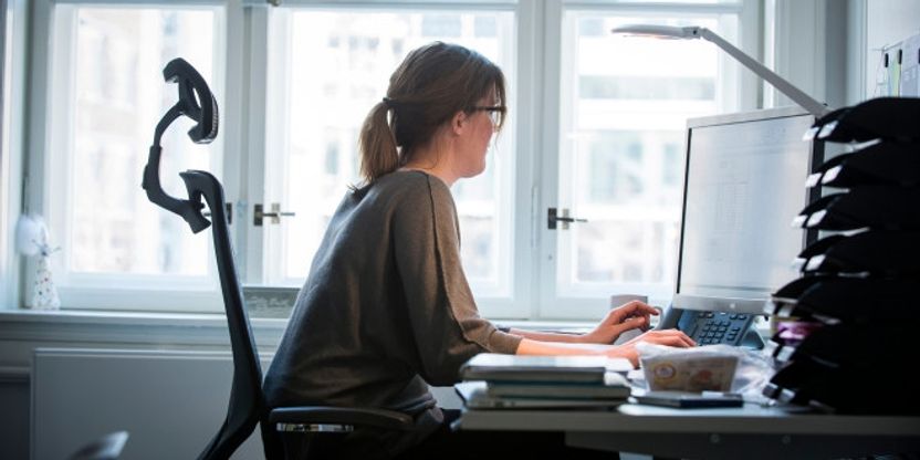 Lærer forbereder undervisningstime, foran PC, på kontor, inne