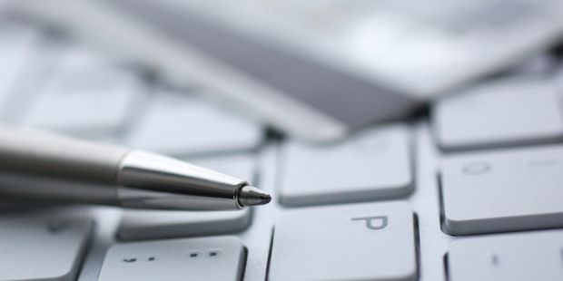 En kulepenn som ligger på et tastatur.