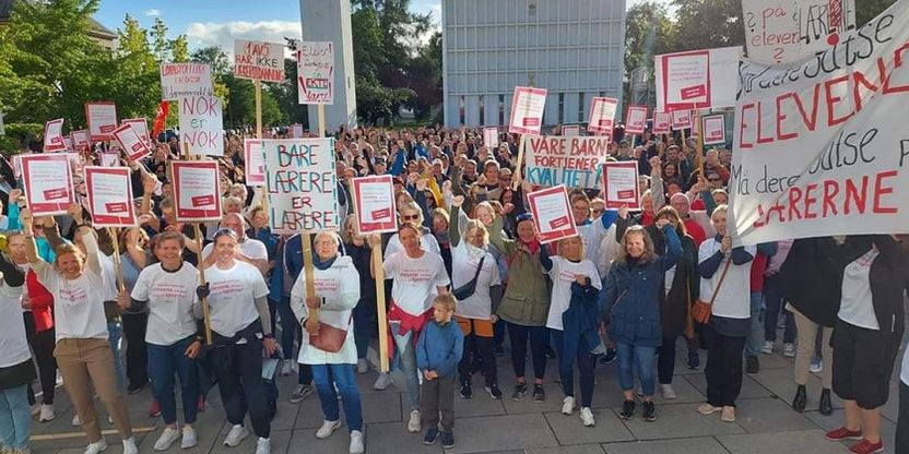 Folkemengde samlet for å markere støtte til lærernes streik. Mange plakater og bannere. Foto