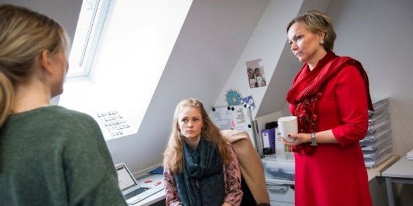 Samtale mellom tillitsvalgt og medlemmer på arbeidsplassen