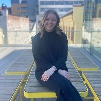 Malene Morland i svarte klær. Foto.