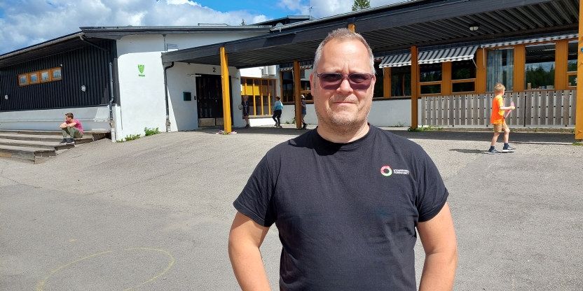 Bilde av lokallagsleder i Utdanningsforbundet Åmot, Jørgen Schjalm foran Rena skole