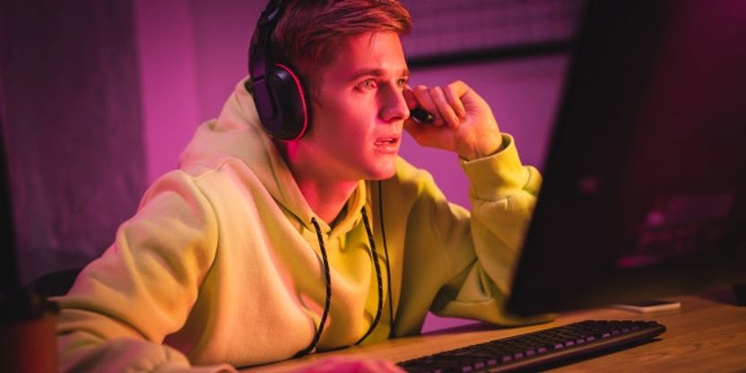 bilde av tenåringsgutt som spiller dataspill