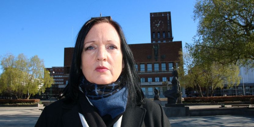 Forhandlingsleder for Unio Oslo Kommune, Aina Skjefstad Andersen, ute foran Oslo rådhus. 