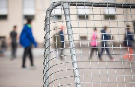 bilde av fotballmål i en skolegård