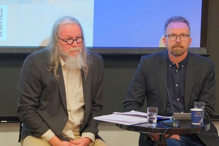 Bilde av to av debattdeltakerne, Eldar Taraldsen og Geir Røsvoll, tatt mens debatten pågikk. FOTO.