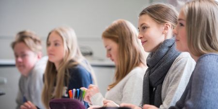 Fem tenåringselever som følger undervisningen. Foto.