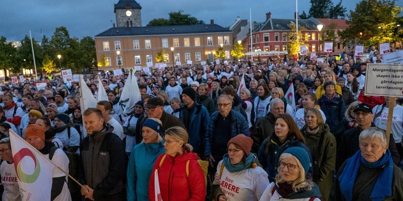 Stor forsamling av mennesker med skjorter med slagord og plakater for å markere lærerstreiken på Trondheim Torg. Foto.