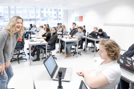 Foto av elever eller studenter i klasserom.