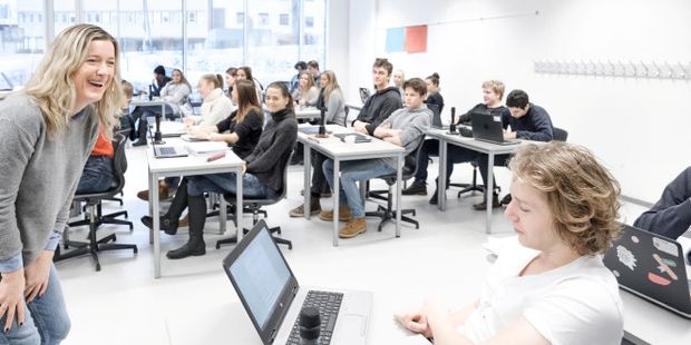 Foto av elever eller studenter i klasserom.