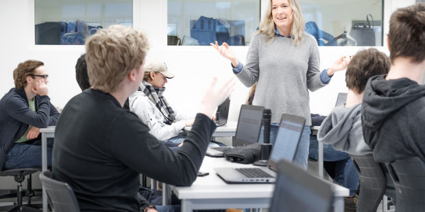 Kvinnelig lærer i et klasserom med elever