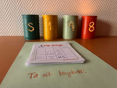 Bingobrett med lys i bakrunnen 