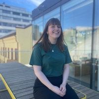 Kvinne i grønn t-skjorte. Anita Vikestad. Foto.