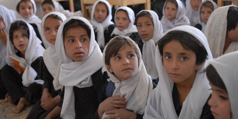 Jenter i et klasserom i Afghanistan. Foto.